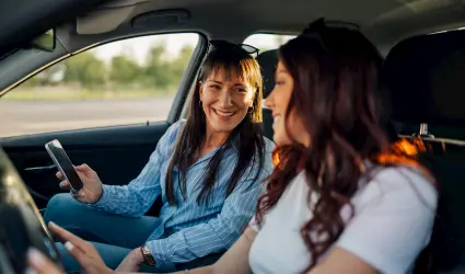 dos mujeres contentas por la tasación de su SEAT usado